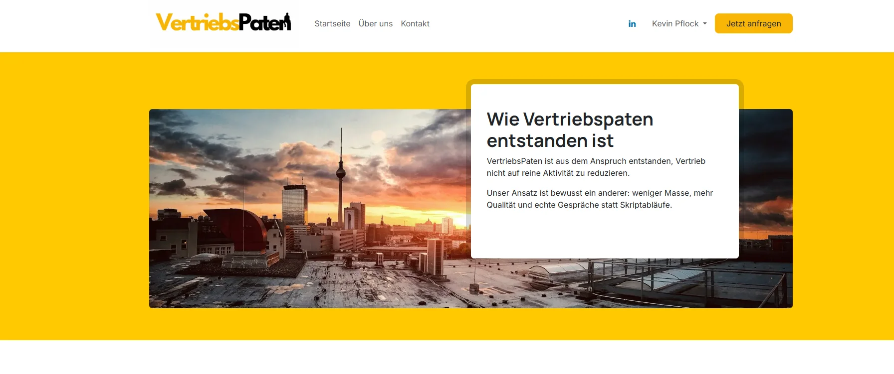 Blick über Berlin mit dem Fernsehturm im Abendlicht