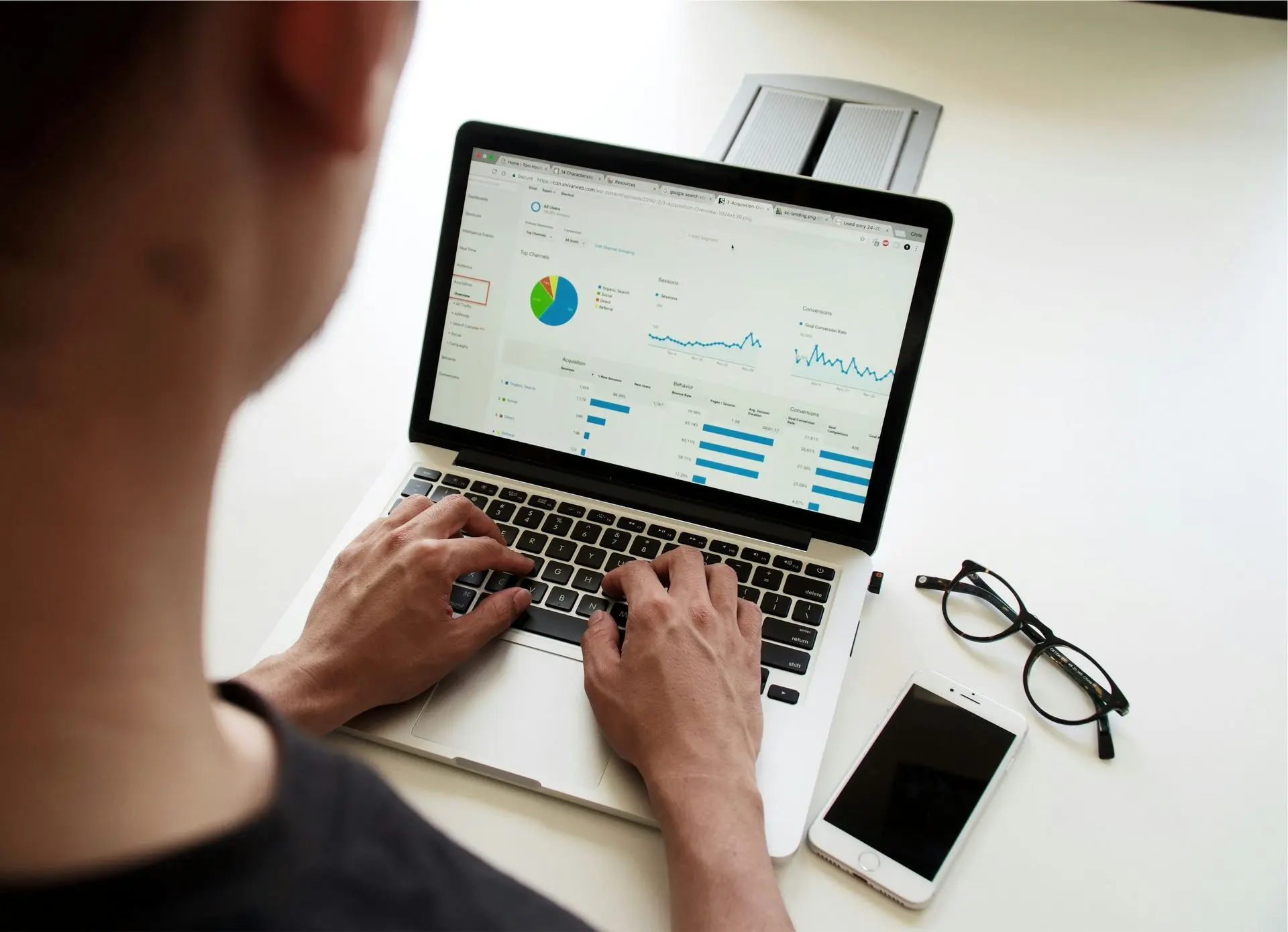 Arbeit am Laptop mit Auswertungen zur Leadgenerierung einer Vertriebsagentur