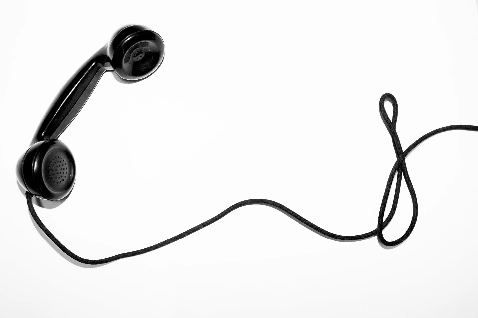 Telefonhörer als Symbol für telefonische Kaltakquise im B2B-Vertrieb